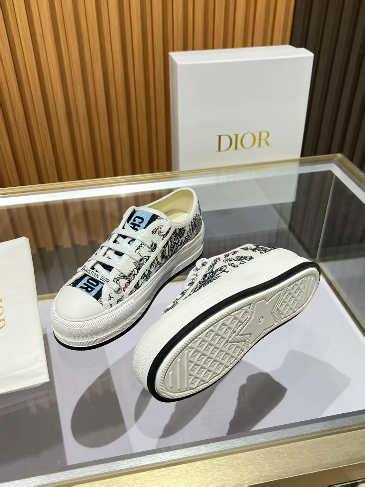 Factory direct sales p520🐘🐘Women's shoes Women's clothing 2025 Walk'n'Dior embroidered mid-top casual shoes are new. On the fashion stage, Dior embroidered shoes are the well-deserved protagonist. Delicate stitching is used on the upper, every stitch is devoted to the craftsman's efforts, and every thread is woven with artistic poetry. From complex floral patterns to smart geometric textures, embroidery is like the magic that gives shoes life, allowing them to show dynamic beauty even in static conditions.   Wearing Dior embroidered shoes feels like stepping into a dream world full of art. It is not only a pair of shoes, but also a walking piece of art that perfectly integrates fashion and culture. Whether you are strolling on the bustling city streets or attending important social occasions, Dior embroidered shoes can add unique charm to your style and become the focus of everyone's attention.   Choosing Dior embroidered shoes means choosing a persistent pursuit of quality and a unique understanding of fashion. Let it accompany you through every wonderful moment and leave your own fashion mark.  Material: Sheepskin lining, feet, silk cowhide, size 35-41, heel height 5cm